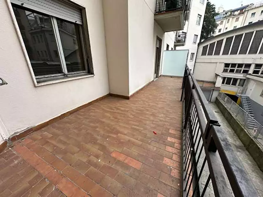 Immagine 15 di Appartamento in vendita  in Viale Masia 26 a Como