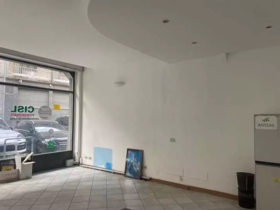 Immagine 3 di Negozio in vendita  in Via Rezzonico 47 a Como