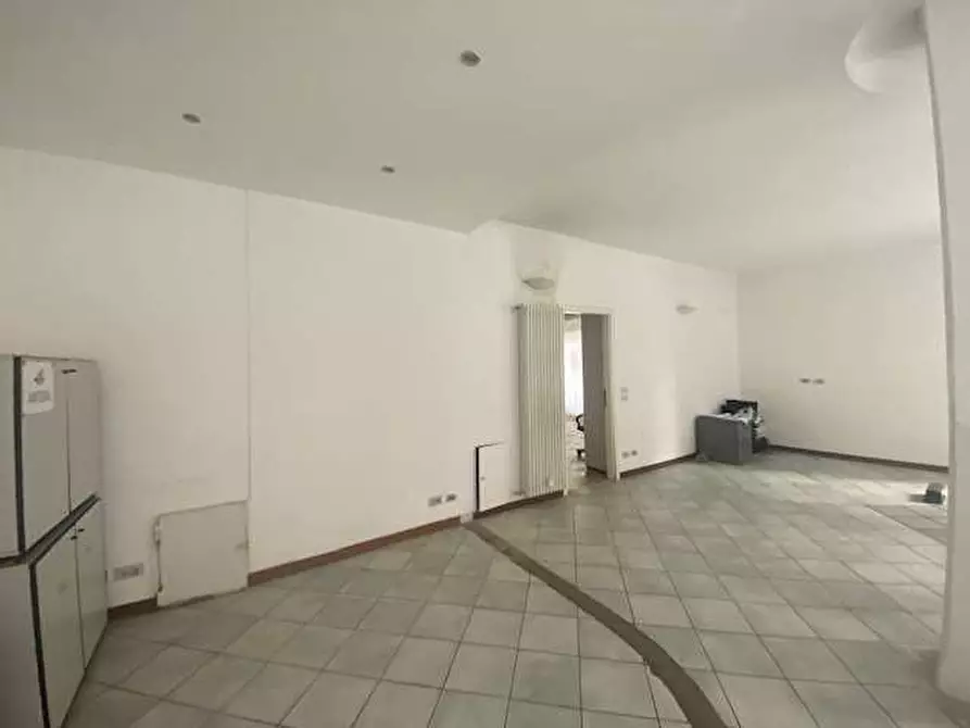 Immagine 4 di Negozio in vendita  in Via Rezzonico 47 a Como