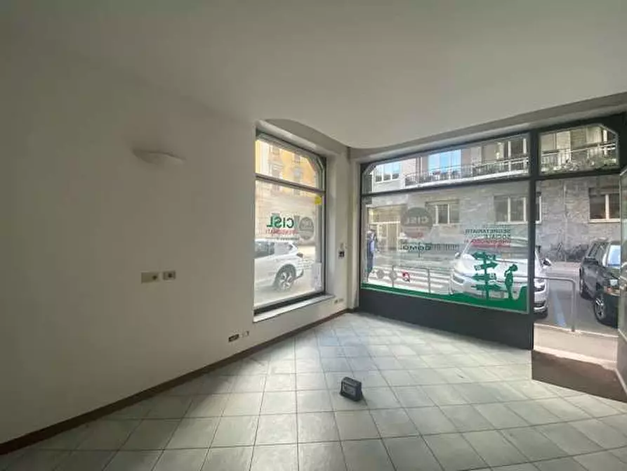 Immagine 1 di Negozio in vendita  in Via Rezzonico 47 a Como