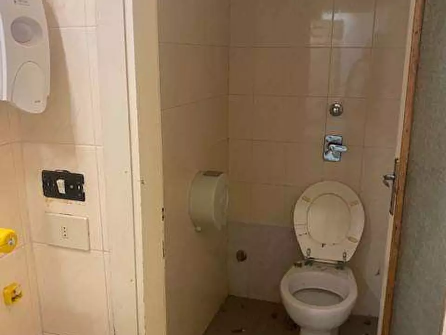 Immagine 11 di Negozio in vendita  in Via Rezzonico 47 a Como