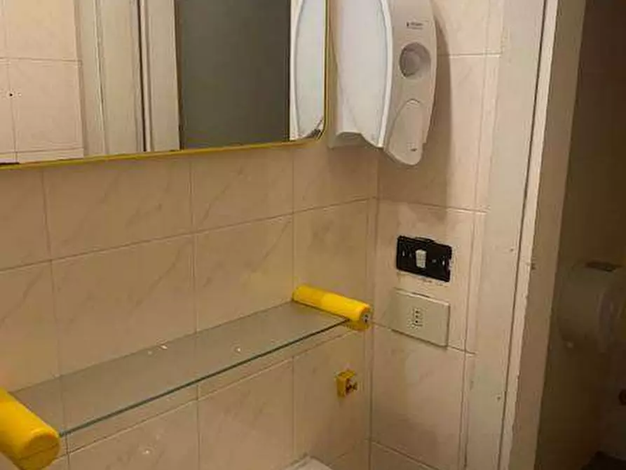 Immagine 12 di Negozio in vendita  in Via Rezzonico 47 a Como