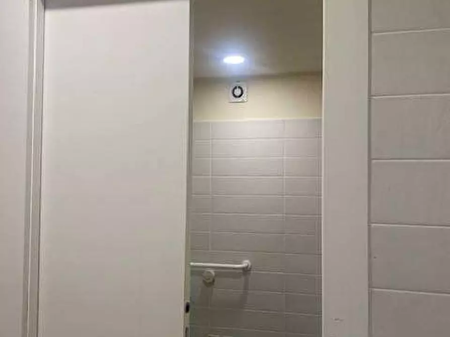 Immagine 9 di Negozio in vendita  in Via Rezzonico 47 a Como