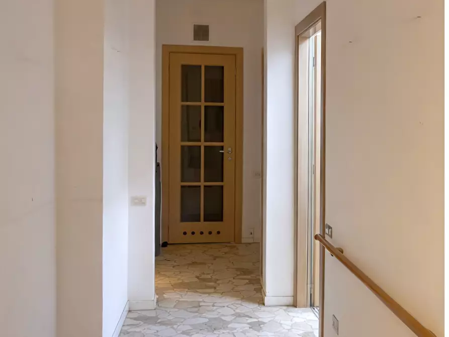 Immagine 13 di Appartamento in vendita  in via Rezzonico 34 a Como