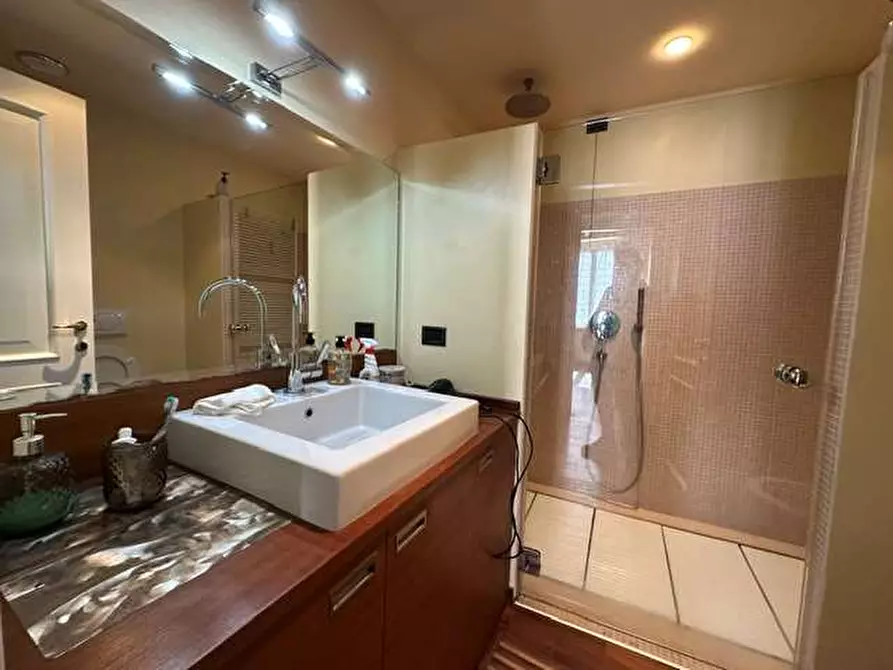 Immagine 13 di Appartamento in vendita  in Via Milano 216 a Como