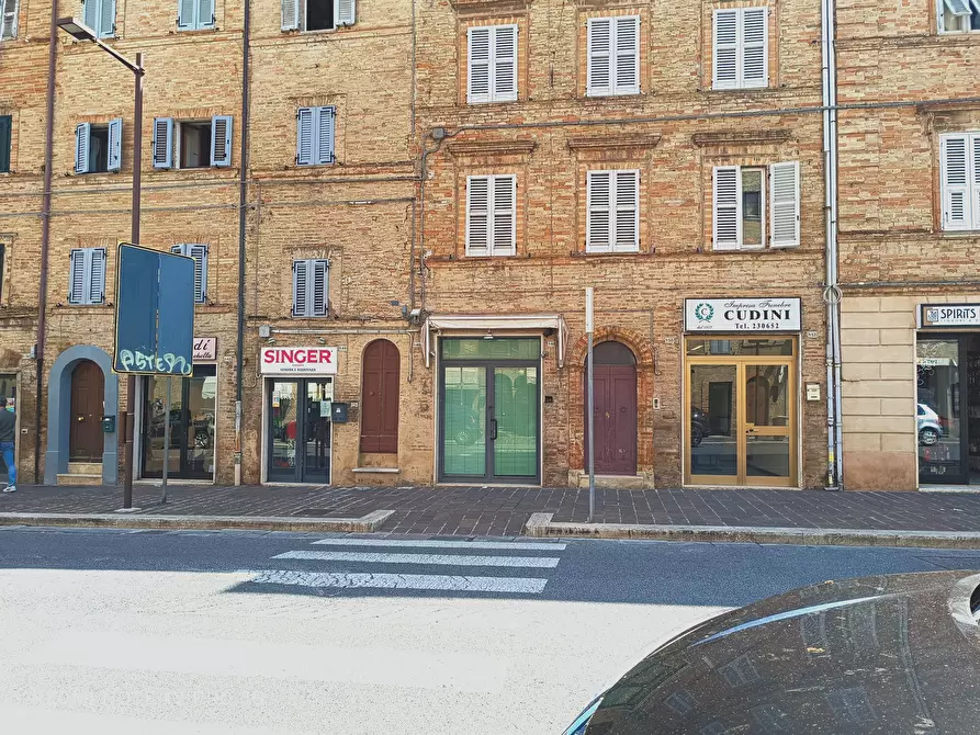 Immagine 2 di Locale commerciale in vendita  in CORSO CAIROLI 148 a Macerata