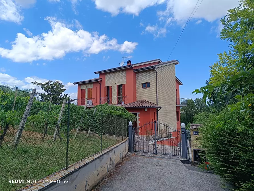 Immagine 2 di Villa in vendita  in DEI VELINI 146 a Macerata