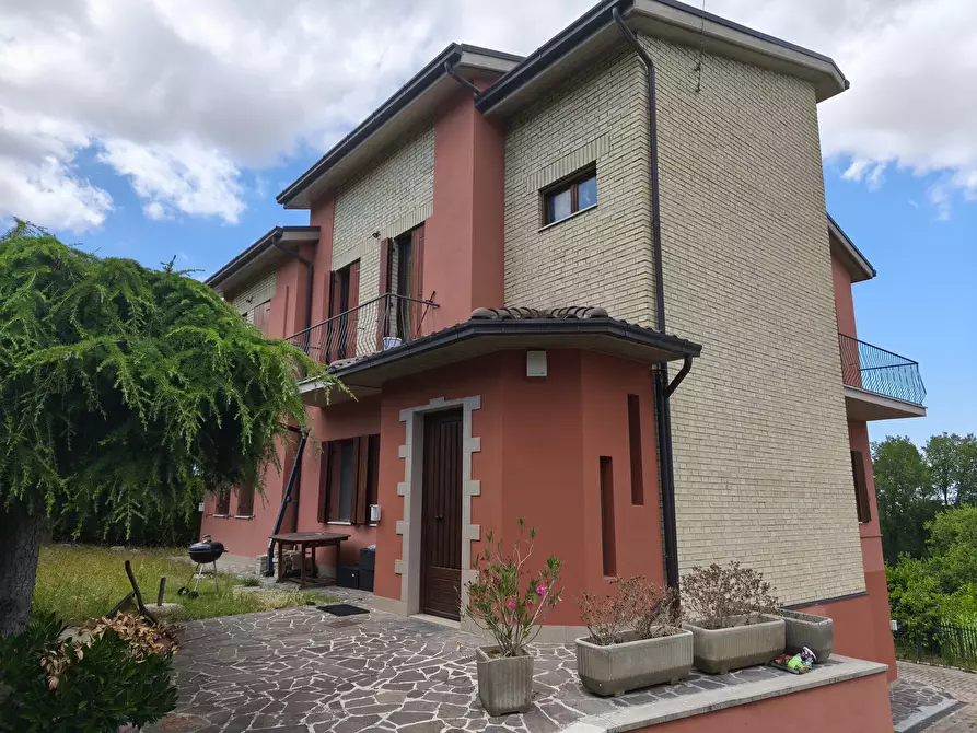 Immagine 1 di Villa in vendita  in DEI VELINI 146 a Macerata