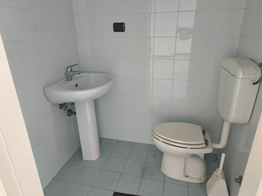 Immagine 7 di Magazzino in vendita  in VIA VITTIME CIVILI DI  GUERRA DEL 1944 3/A a Macerata