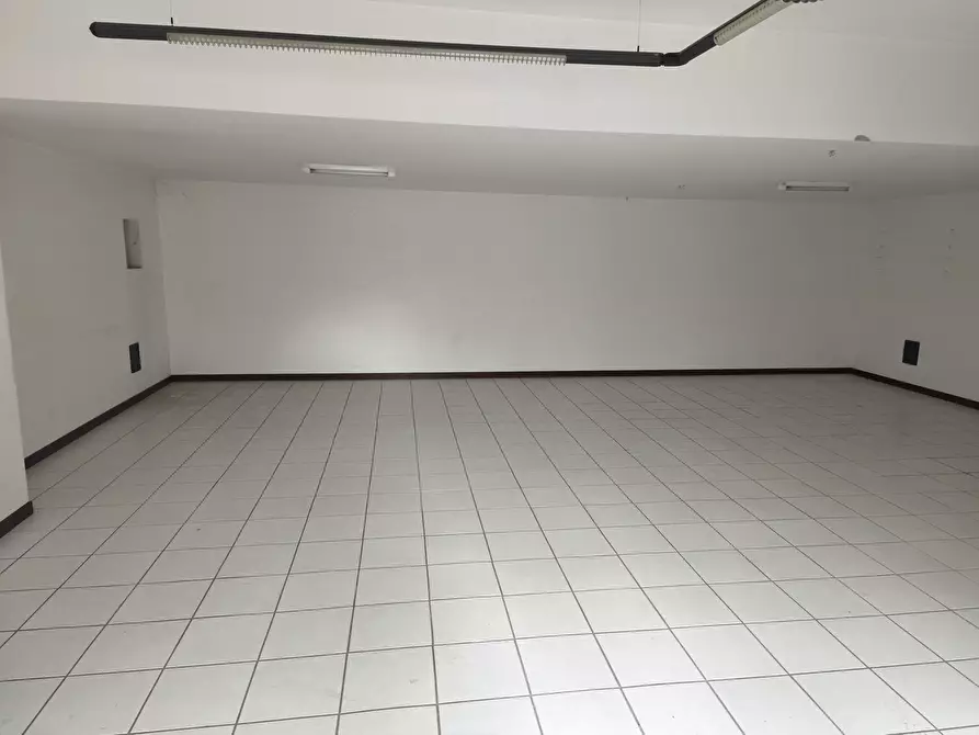 Immagine 5 di Magazzino in vendita  in VIA VITTIME CIVILI DI  GUERRA DEL 1944 3/A a Macerata