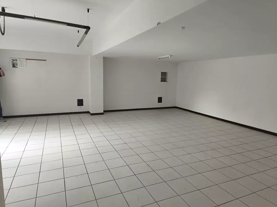 Immagine 3 di Magazzino in vendita  in VIA VITTIME CIVILI DI  GUERRA DEL 1944 3/A a Macerata