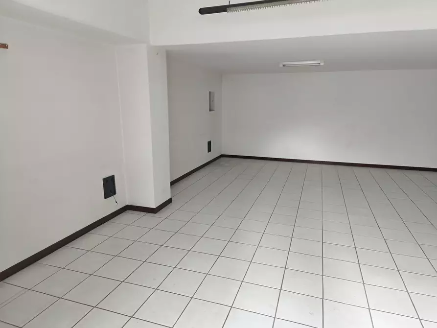 Immagine 4 di Magazzino in vendita  in VIA VITTIME CIVILI DI  GUERRA DEL 1944 3/A a Macerata