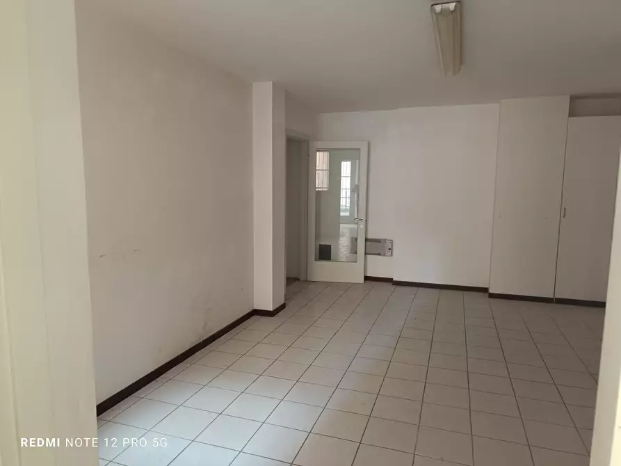 Immagine 5 di Locale commerciale in vendita  in VIA VITTIME CIVILI DI  GUERRA DEL 1944 2-4-6 a Macerata