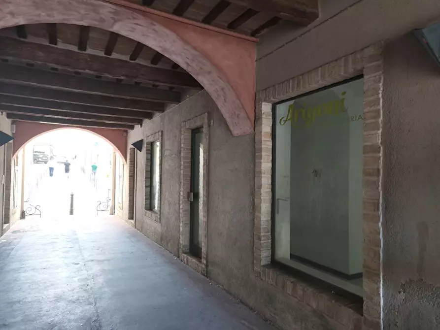 Immagine 2 di Locale commerciale in vendita  in VIA VITTIME CIVILI DI  GUERRA DEL 1944 2-4-6 a Macerata