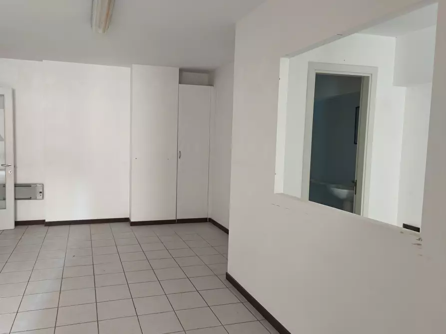 Immagine 6 di Locale commerciale in vendita  in VIA VITTIME CIVILI DI  GUERRA DEL 1944 2-4-6 a Macerata