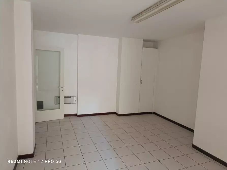 Immagine 4 di Locale commerciale in vendita  in VIA VITTIME CIVILI DI  GUERRA DEL 1944 2-4-6 a Macerata