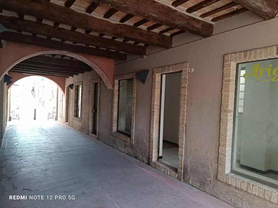 Immagine 3 di Locale commerciale in vendita  in VIA VITTIME CIVILI DI  GUERRA DEL 1944 2-4-6 a Macerata