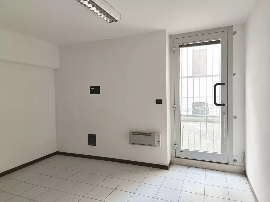 Immagine 8 di Locale commerciale in vendita  in VIA VITTIME CIVILI DI  GUERRA DEL 1944 2-4-6 a Macerata