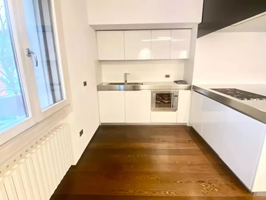 Immagine 4 di Appartamento in vendita  in Viale garibaldi a Venezia