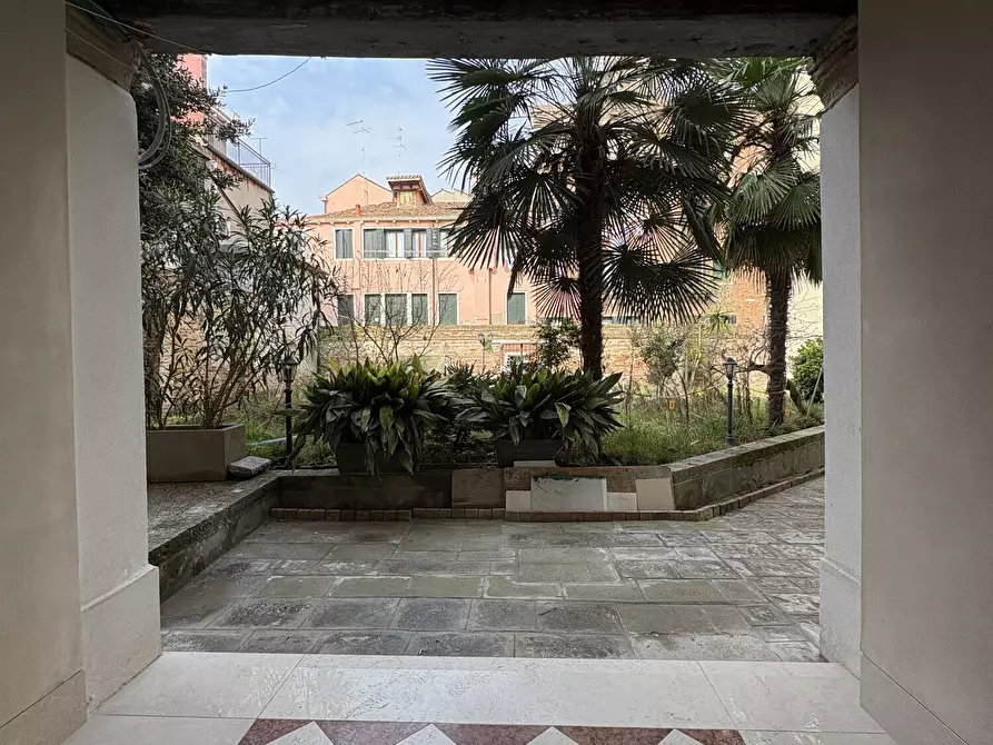 Immagine 3 di Appartamento in vendita  in Campo do pozzi a Venezia
