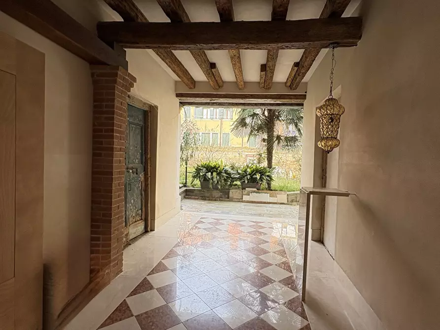 Immagine 2 di Appartamento in vendita  in Campo do pozzi a Venezia