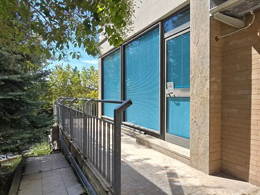 Immagine 4 di Locale commerciale in vendita  in Via Santina Campana a Pescara