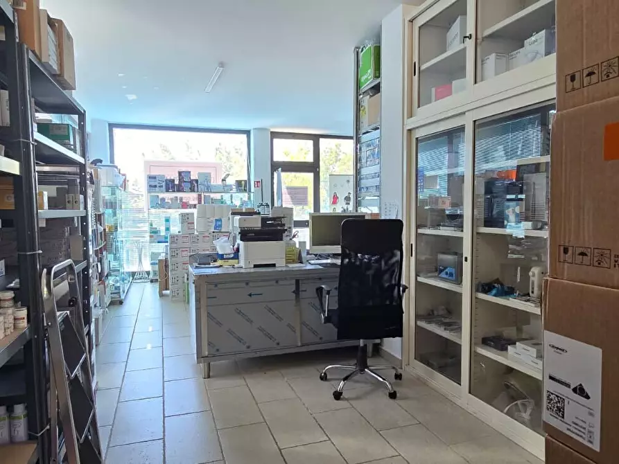 Immagine 5 di Locale commerciale in vendita  in Via Santina Campana a Pescara