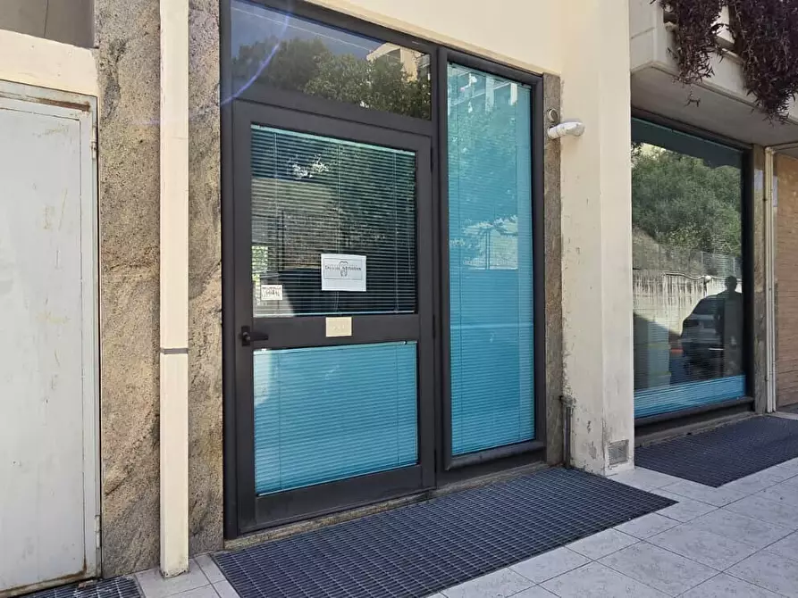 Immagine 6 di Locale commerciale in vendita  in Via Santina Campana a Pescara