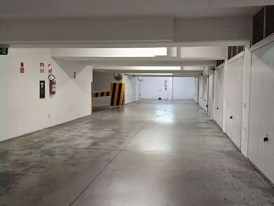 Immagine 15 di Box auto in vendita  in Corso Vittorio Emanuele II 346 a Pescara