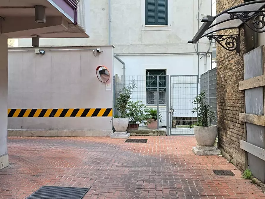 Immagine 8 di Box auto in vendita  in Corso Vittorio Emanuele II 346 a Pescara