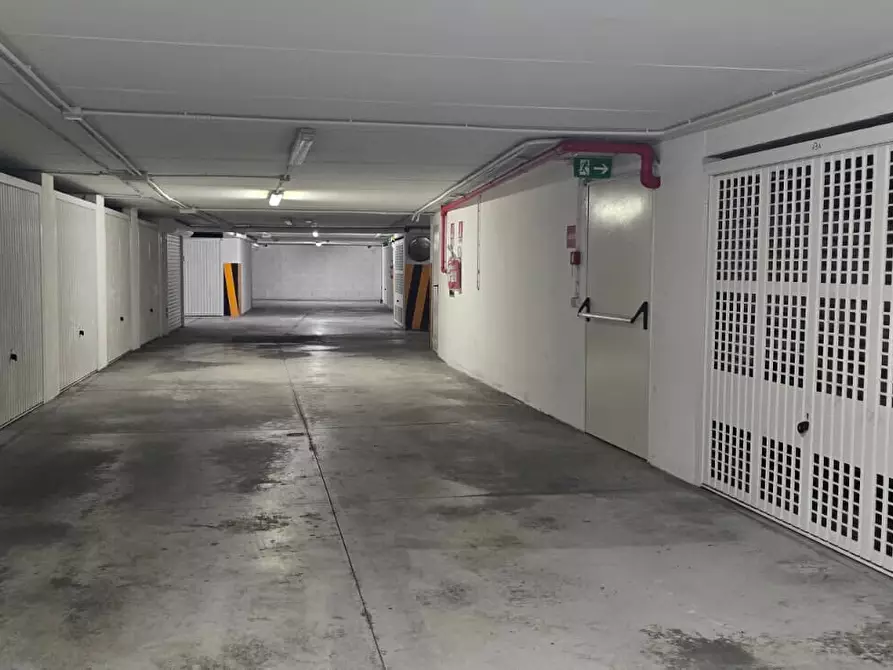 Immagine 13 di Box auto in vendita  in Corso Vittorio Emanuele II 346 a Pescara