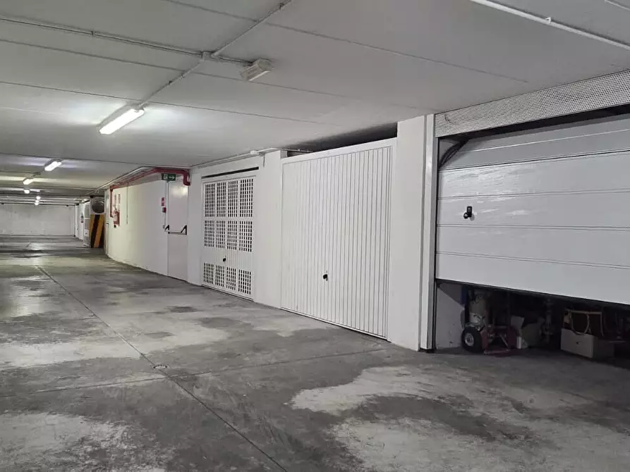 Immagine 11 di Box auto in vendita  in Corso Vittorio Emanuele II 346 a Pescara