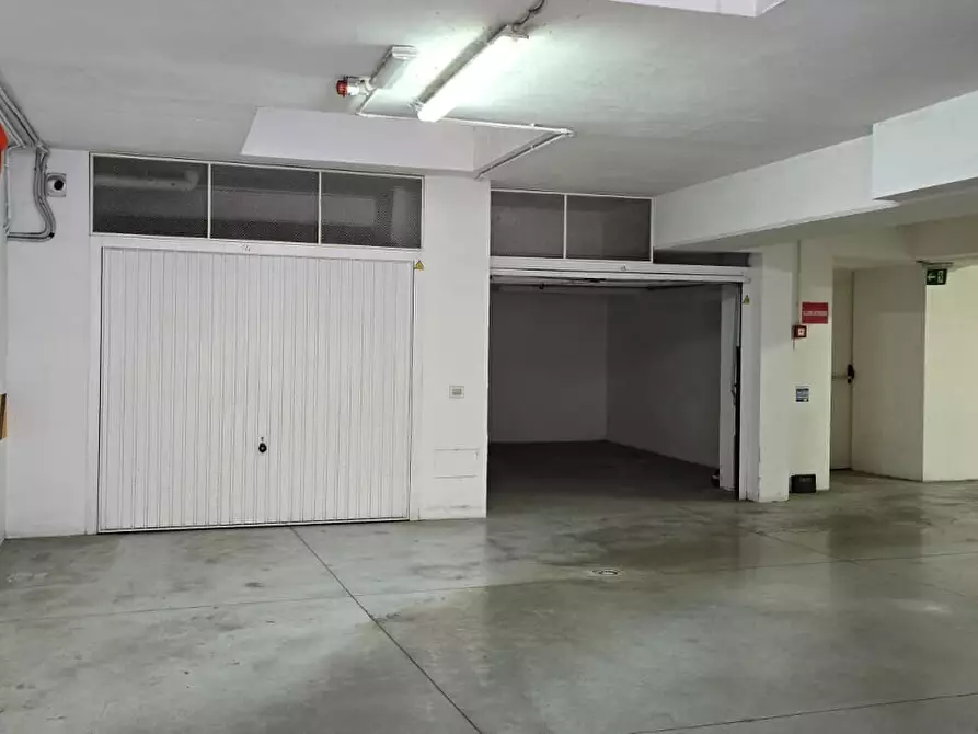 Immagine 14 di Box auto in vendita  in Corso Vittorio Emanuele II 346 a Pescara