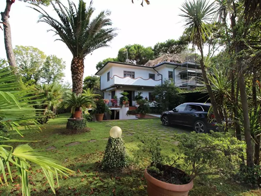 Villa in vendita in Via Ceccardo Ceccardi Roccatagliata 16 a Massa