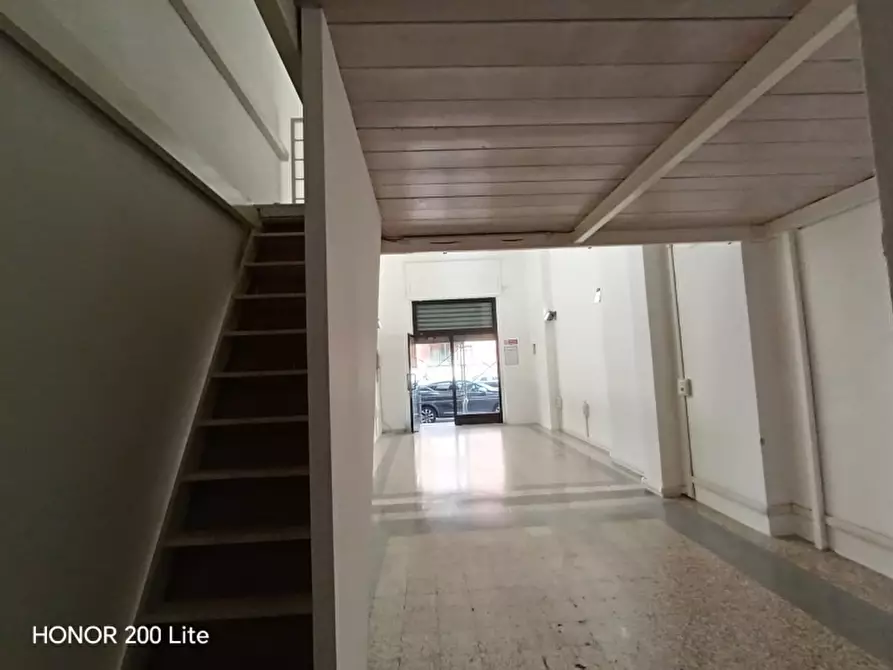 Immagine 6 di Negozio in affitto  a Milano