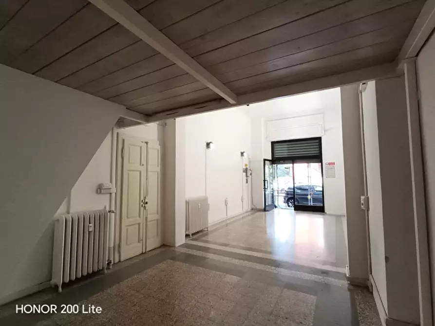 Immagine 5 di Negozio in affitto  a Milano