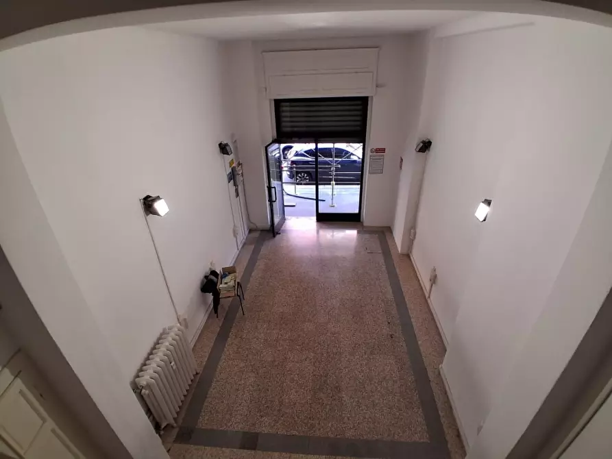 Immagine 15 di Negozio in affitto  a Milano