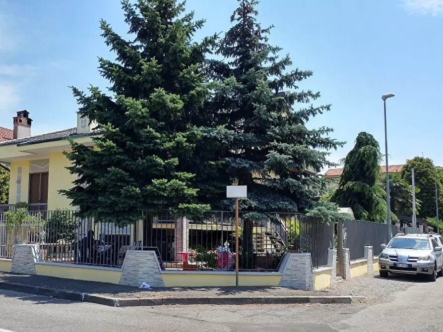 Immagine 1 di Villa in vendita  a Parabiago