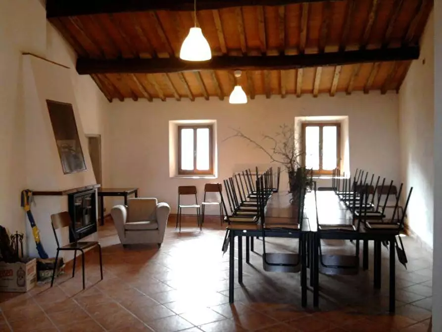 Immagine 2 di Casa colonica in vendita  a Vicchio