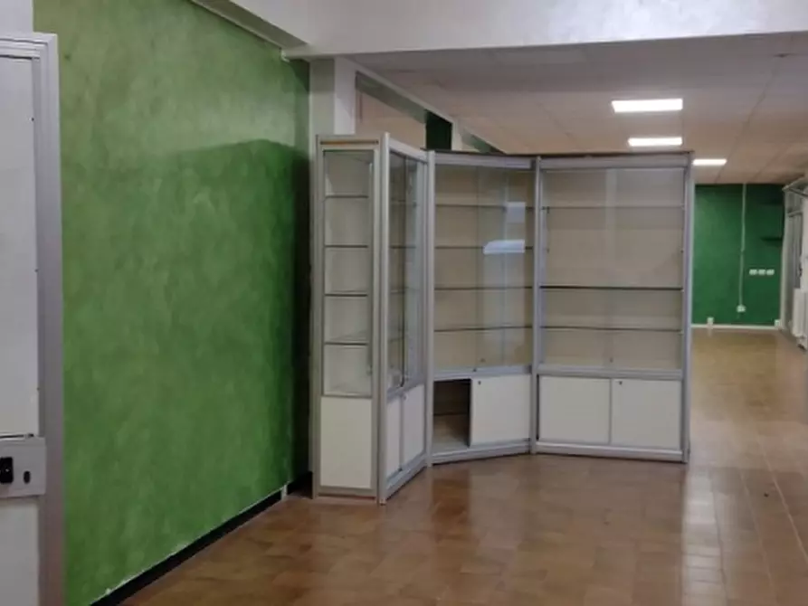 Immagine 2 di Negozio in vendita  in VIA a Modena