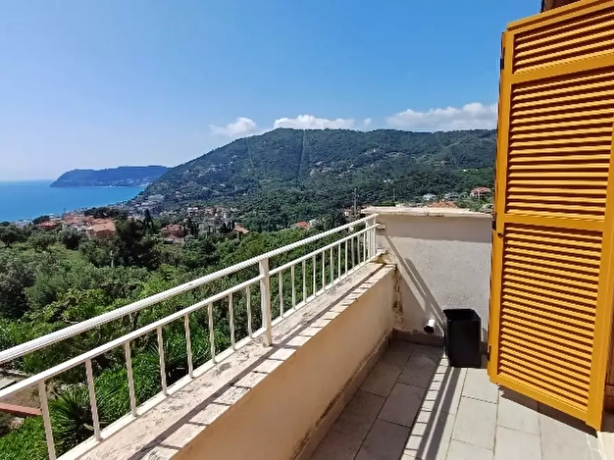Immagine 1 di Villa in vendita  in via solibena a Alassio