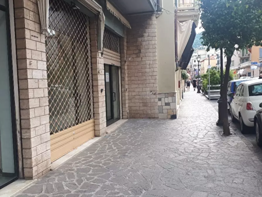 Immagine 9 di Negozio in vendita  a Alassio