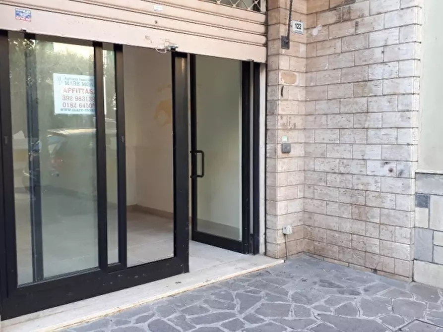 Immagine 10 di Negozio in vendita  a Alassio
