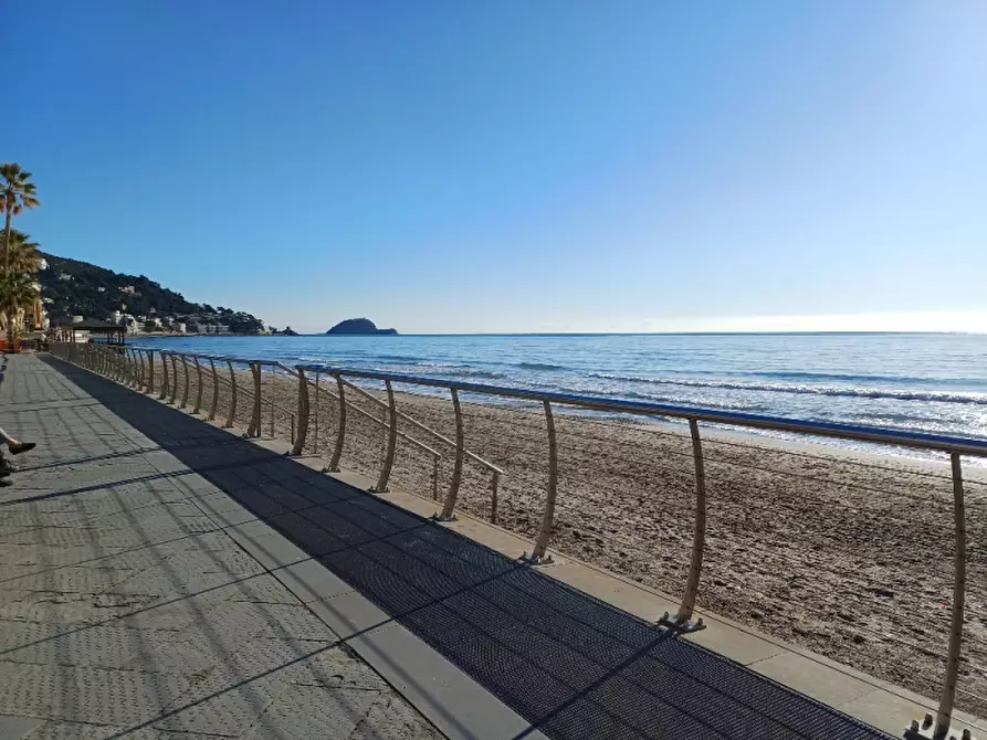 Immagine 13 di Negozio in vendita  a Alassio