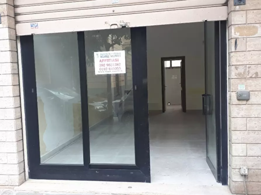 Immagine 3 di Negozio in vendita  a Alassio