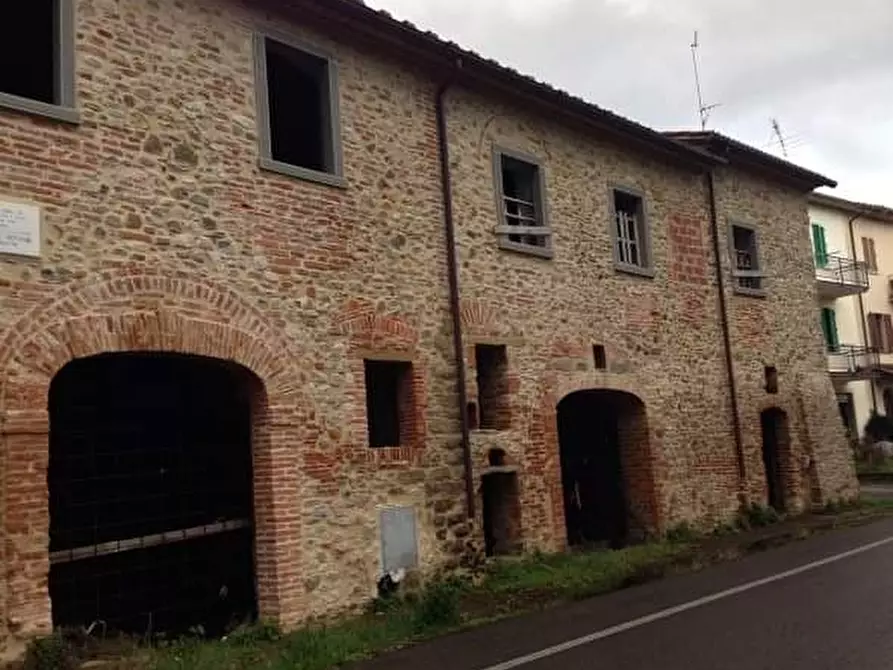 Immagine 1 di Casa colonica in vendita  a Arezzo