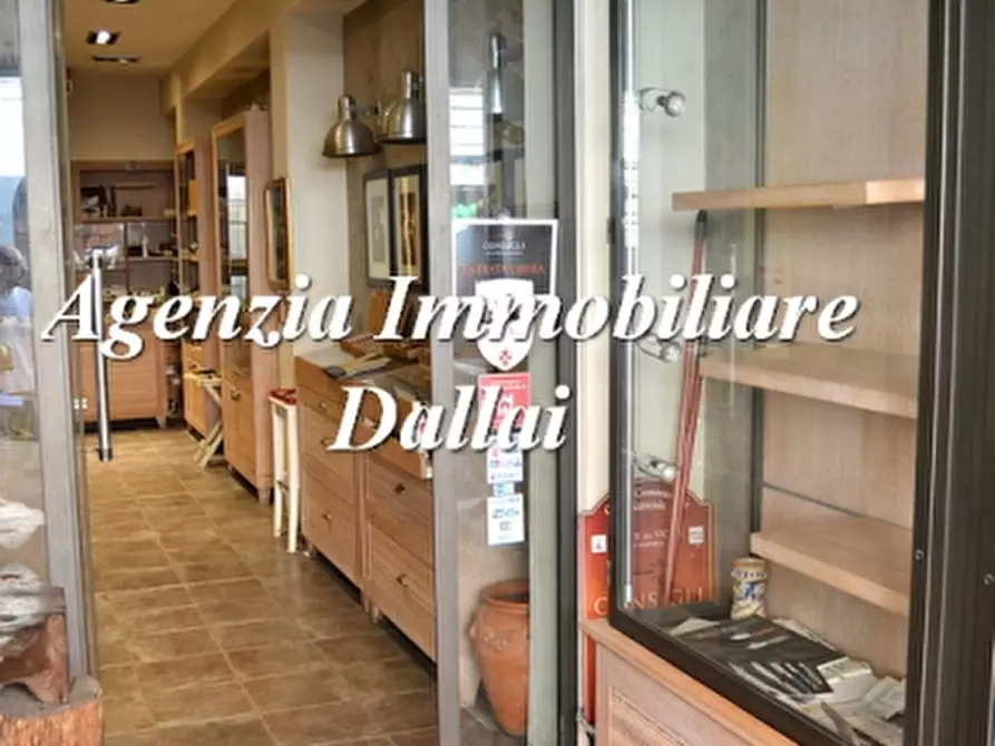 Immagine 1 di Negozio in vendita  a Scarperia E San Piero