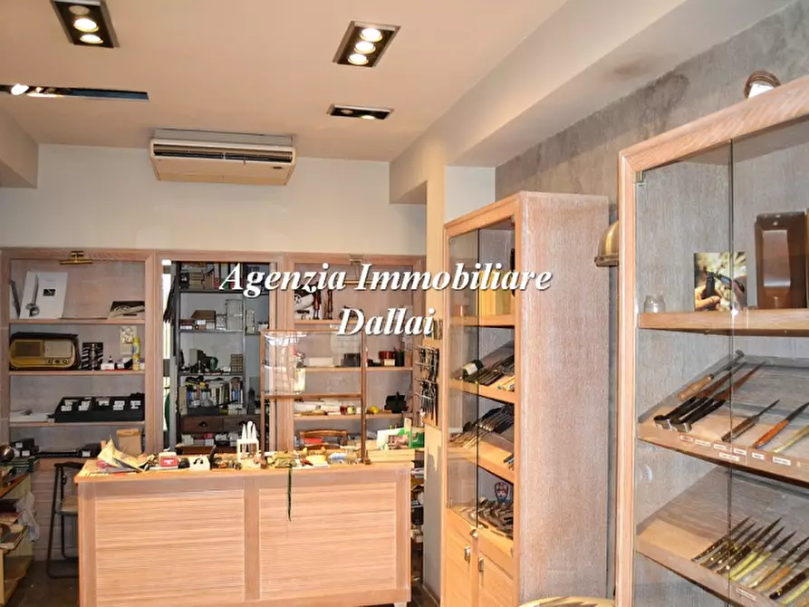 Immagine 3 di Negozio in vendita  a Scarperia E San Piero