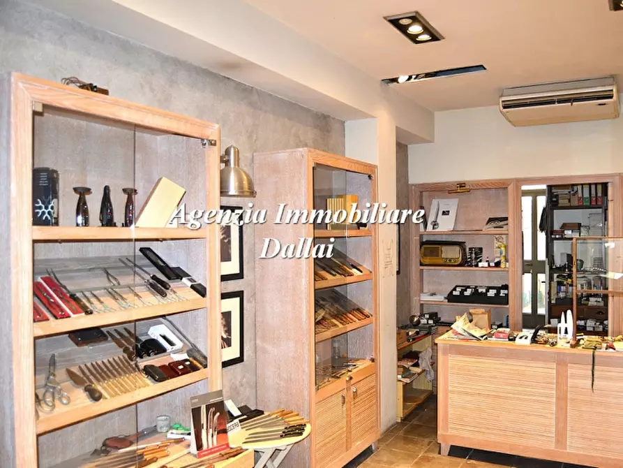 Immagine 4 di Negozio in vendita  a Scarperia E San Piero