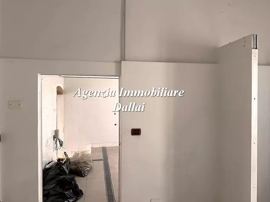 Immagine 16 di Negozio in affitto  a Scarperia E San Piero